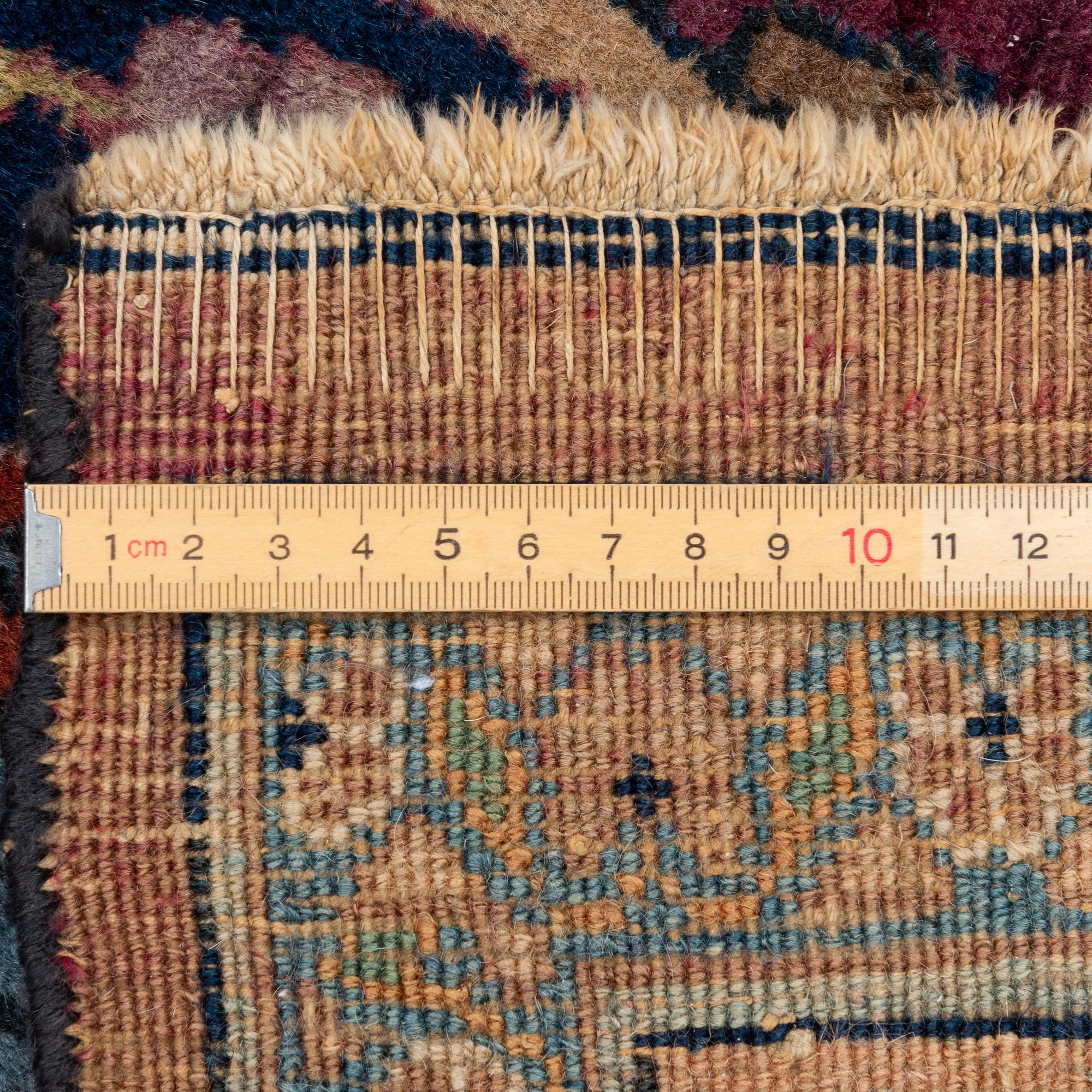 Carpet, Mesh, semi-antique. approx. 335 x 250 cm.