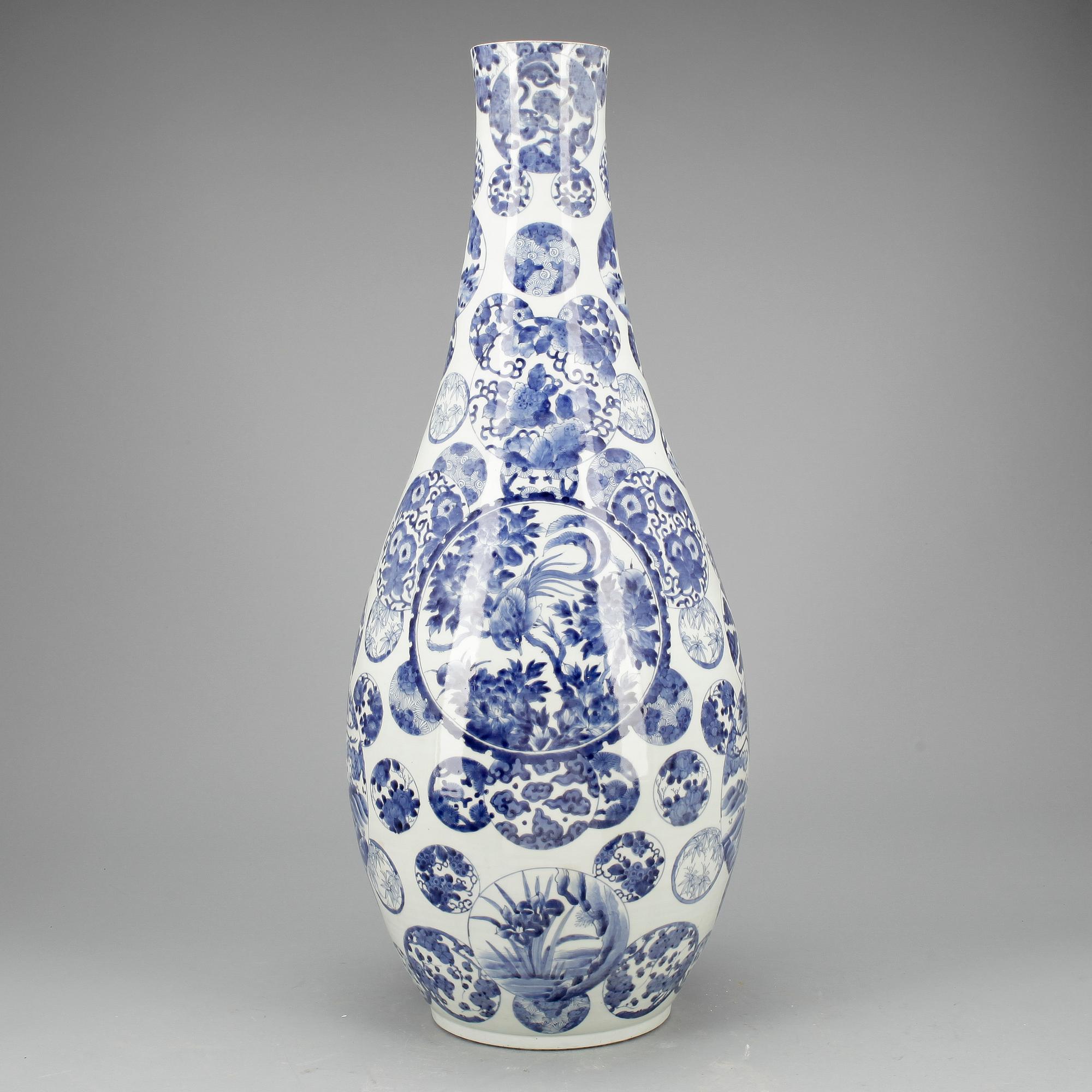 GOLVVAS, porslin, Japan, 1800-talets andra hälft.