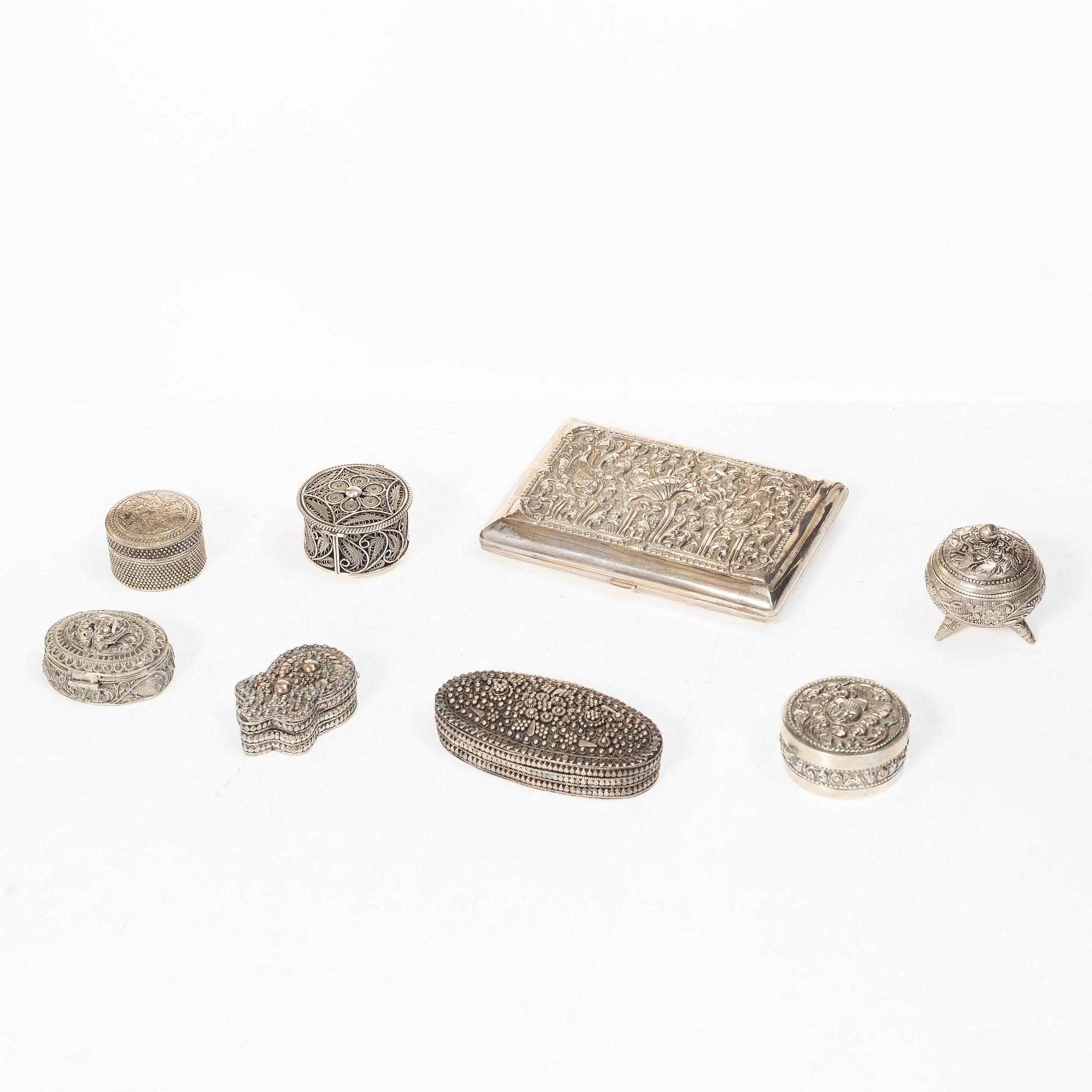 Boxes, 7 pcs, and a cigarette case, silver, 20th century.