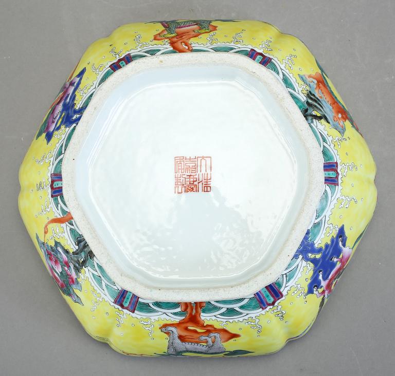 SKÅL, porslin, Kina, 1800-tal med Jiaqings sigill.