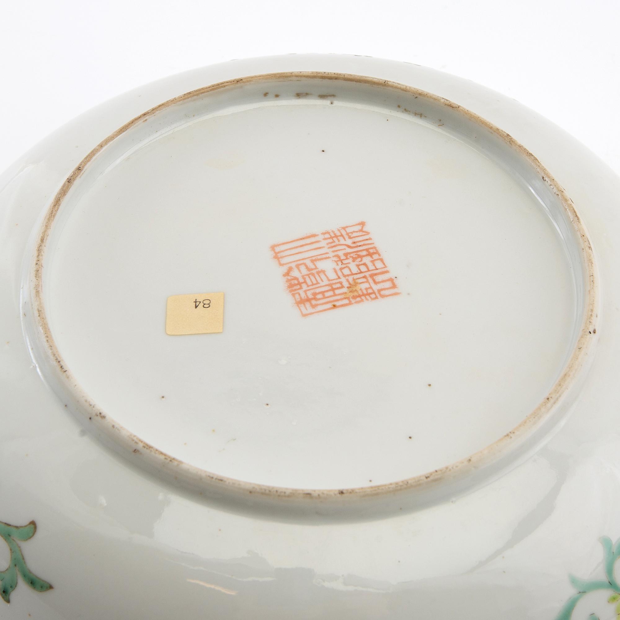 Skålfat ett par snarlika  Qing-dynastin  omkring 1900 Qianlongs märke porslin.