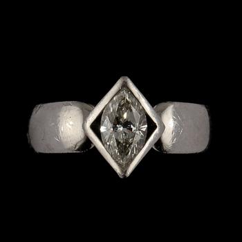RING, platina med navetteslipad diamant, ca 0.90 ct, Gunnar Fahlström, Stockholm, 2007. Vikt 14 g.