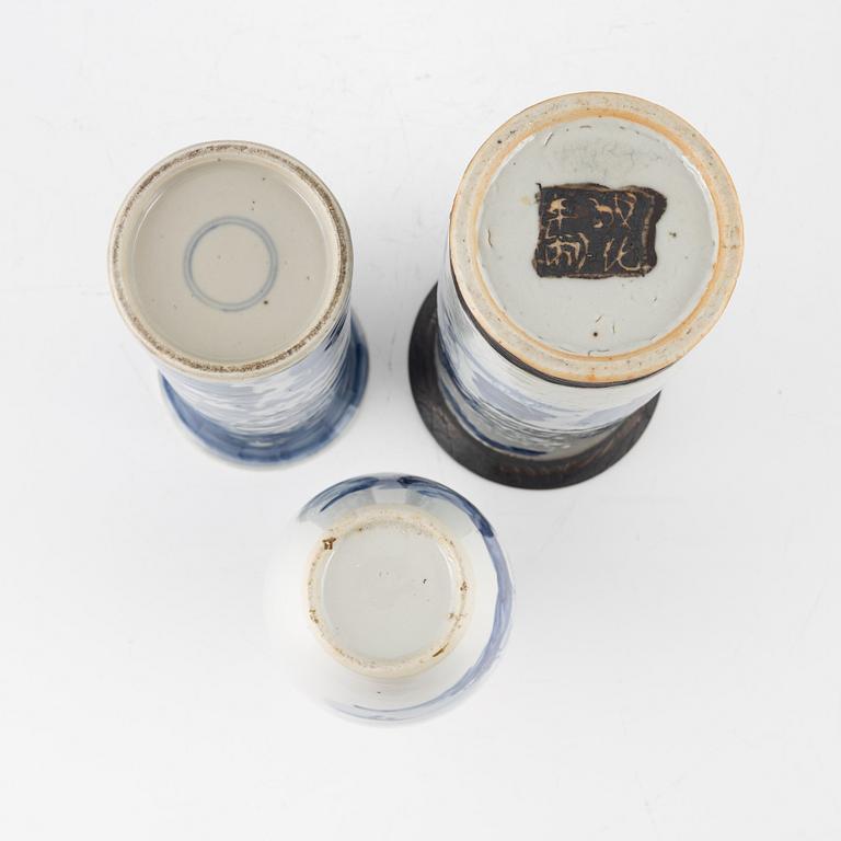 Three Chinese porcelian vases, early 20th Century.