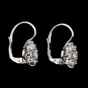 ÖRHÄNGEN, 1 par, 18 k vitguld, briljantslipade diamanter, mittstenar totalt 1.42 ct, krans totalt 0.78 ct.