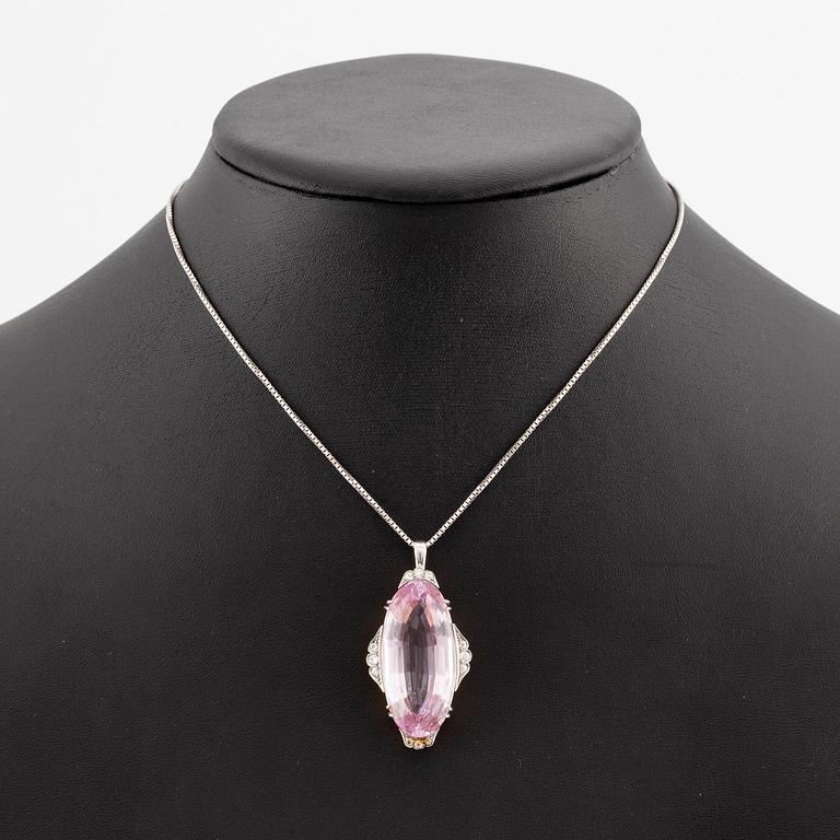 A pendant in 18K gold and platinum with a faceted kunzite.