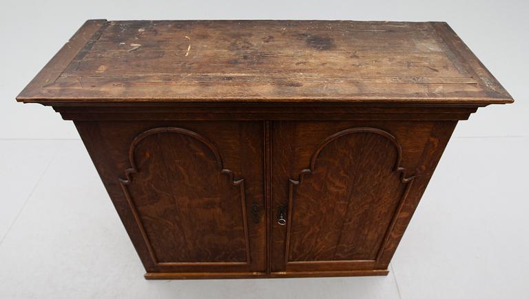 ÖVERSKÅP, ek, 1700-tal.