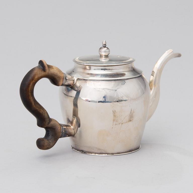 19TH CENTURY RUSSIAN SILVER TEAPOT, Moscow 1804.