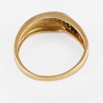 RING, 18K guld med briljantslipade diamanter 0.27 ct, kattfotstämplad. Vikt 4,0 gram.