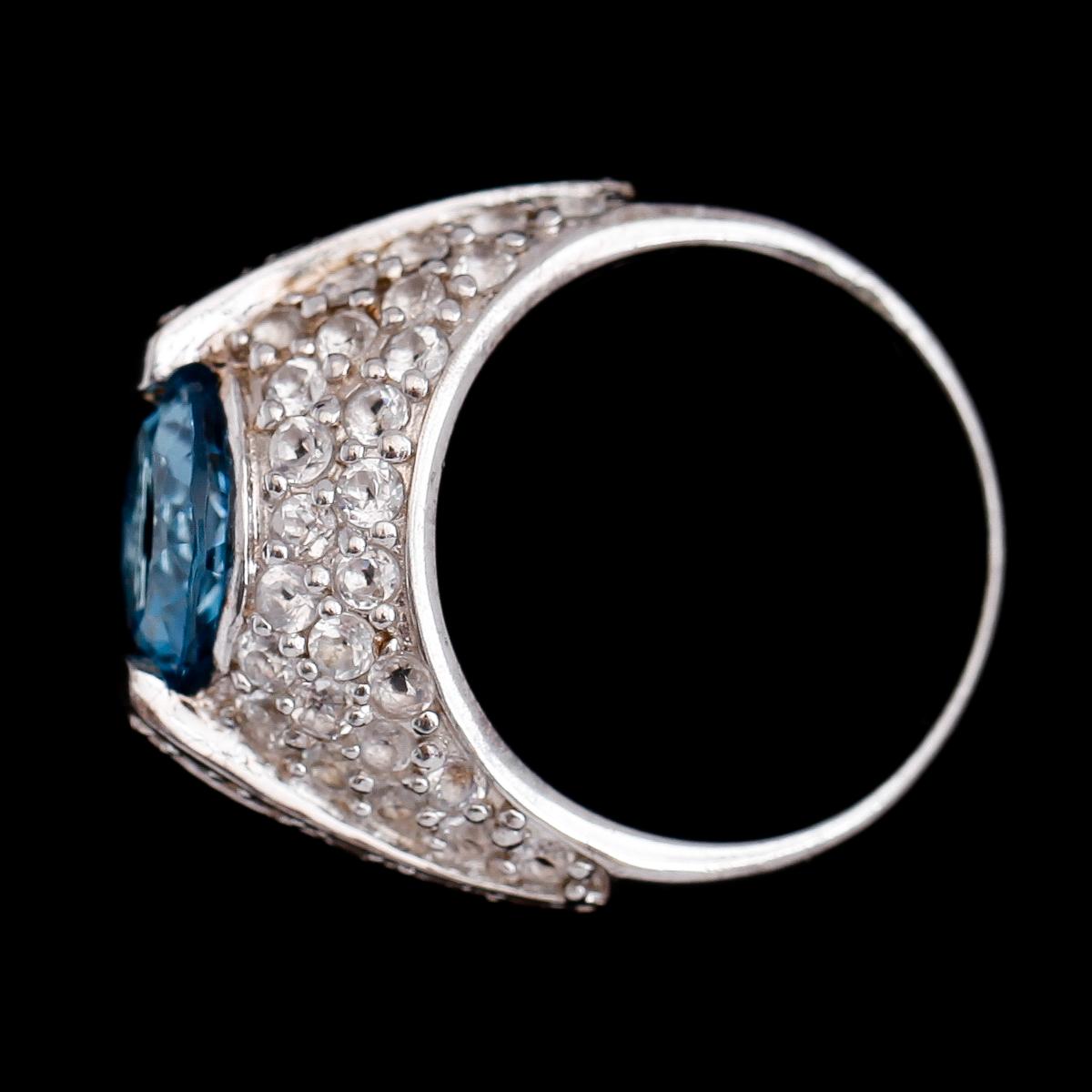 RING, sterlingsilver, blå topas ca 3.00 ct, vita topaser tot ca 3.50 ct.