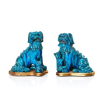 A pair of turquoise glazed porcelain figures of buddhist lions, Qing dynasty 18th/19th Century.