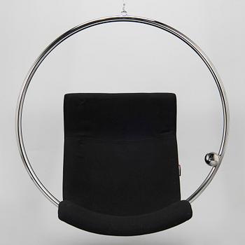 Eero Aarnio, nojatuoli/riipputuoli, "Ring Chair". Malli muotoiltu 2009.