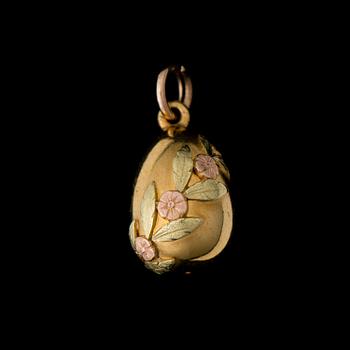 A PENDANT, 14K gold in three colours. Russia, c. 1900.