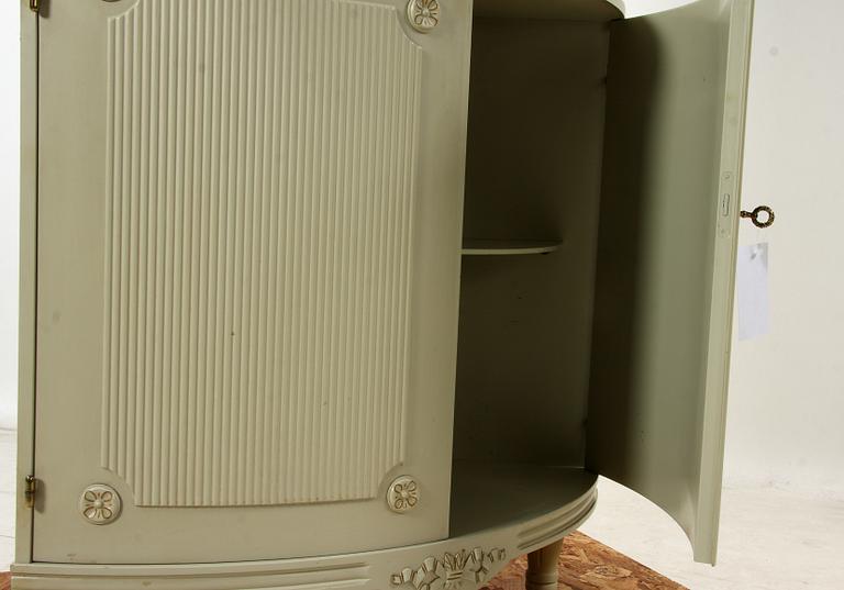 HÖRNVITRINSKÅP, gustaviansk stil, 1900-tal.