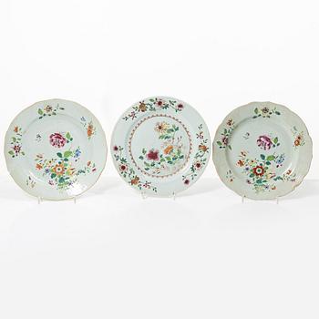 17 Famille Rose export porcelain plates, China, Qianlong (1736-95).