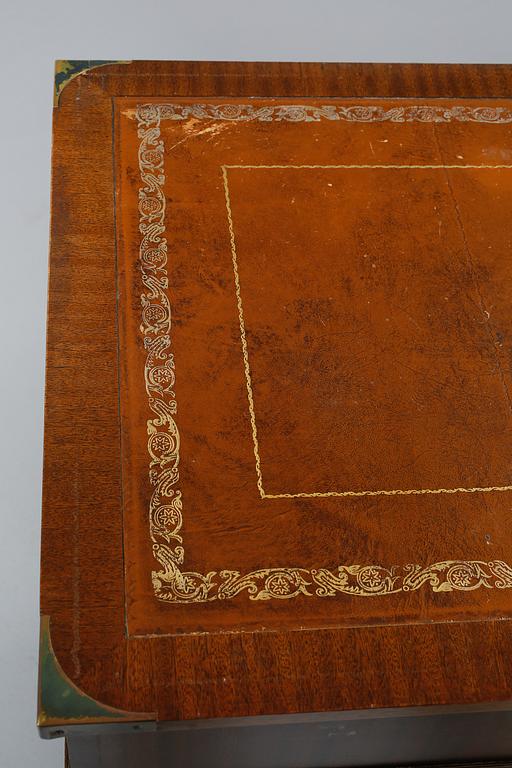 SKRIVBORD, engelsk stil. 1900-talets andra hälft.