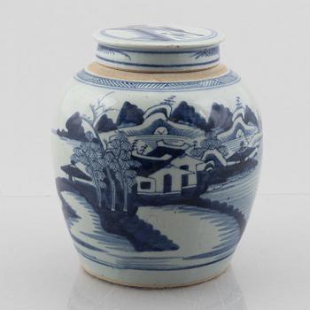 A blue and white porcelain ginger jar with cover, Qing dynasty, 19th century.