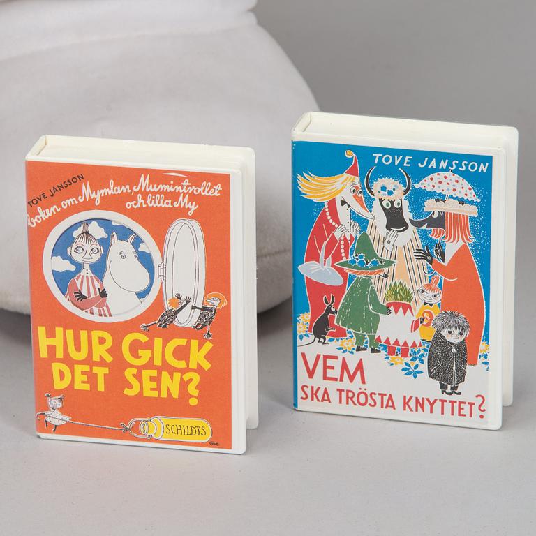 Tove Jansson, C- kassetteja, 2 kpl "Vem ska trösta Knyttet och Hur gick det sen?" ja figuuri "Muumipeikko" 1900-luvun loppu.