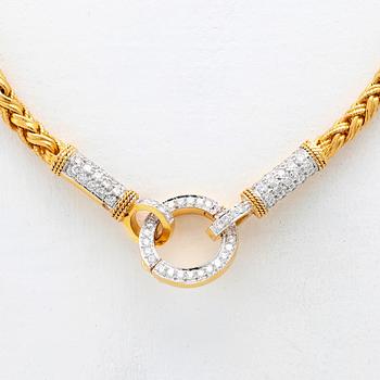 Necklace in 22K gold with round brilliant-cut diamonds.
