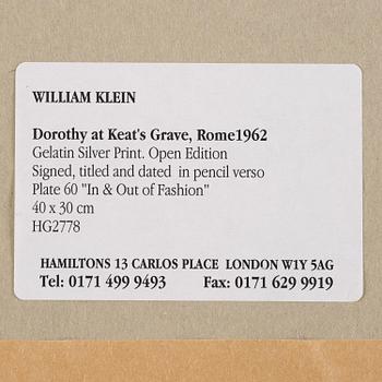 William Klein, "Dorothy at Keat's grave, Rome", 1962.
