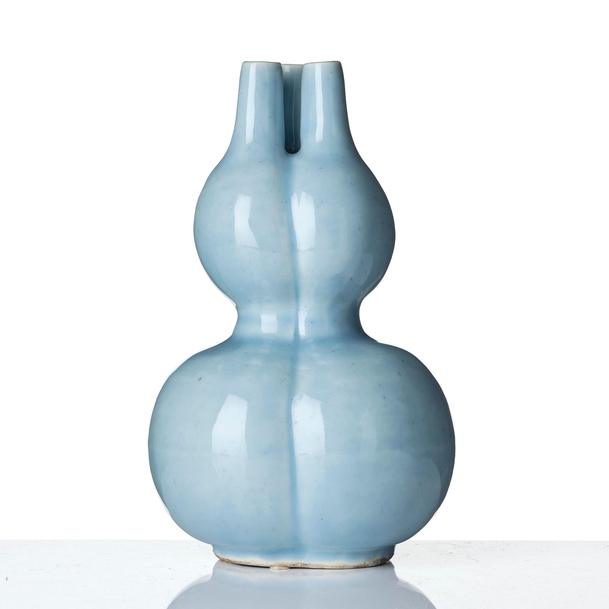 A 'claire de lune' glazed double-gourd vase, Qing dynasty 18/19th century.