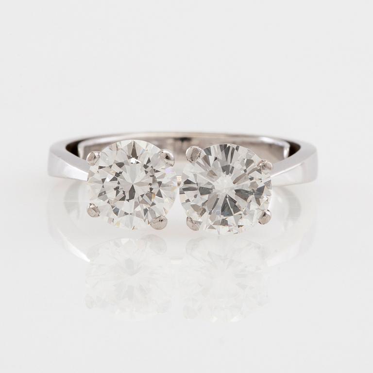 Ring 18K white gold with two diamonds acc. to certificate 2.08 ct IF/F-G.