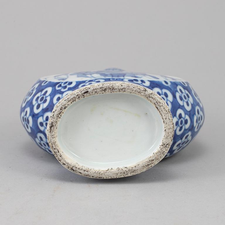 A blue and white moon flask, Qing dynasty, late 19th century.