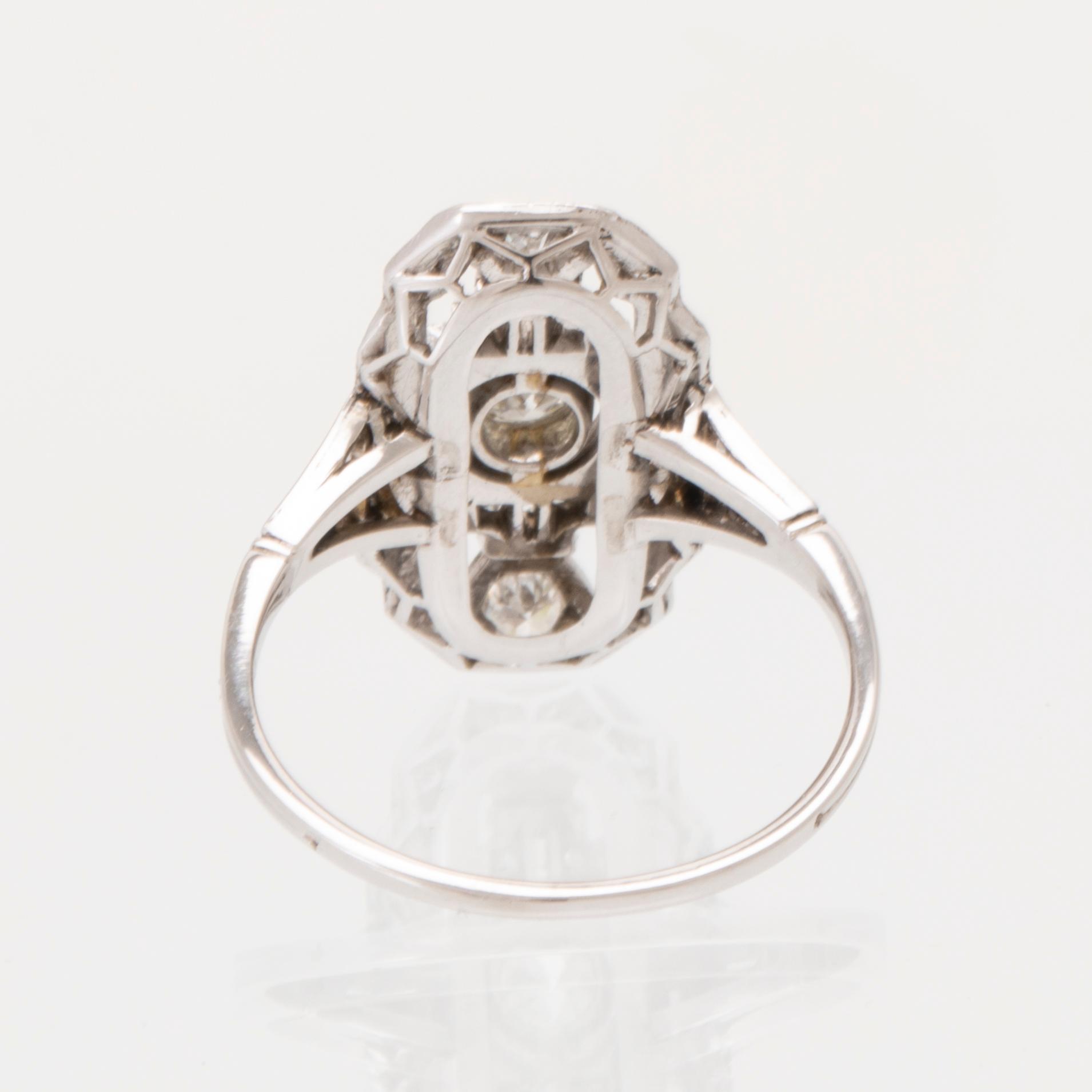 Ring Art Déco platina med runda briljantslipade samt gammalslipade diamanter.