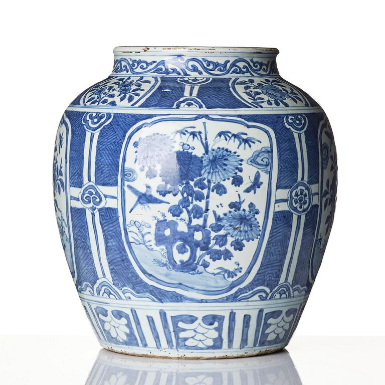 A large blue and white jar, Ming dynasty, Wanli (1572-1620).