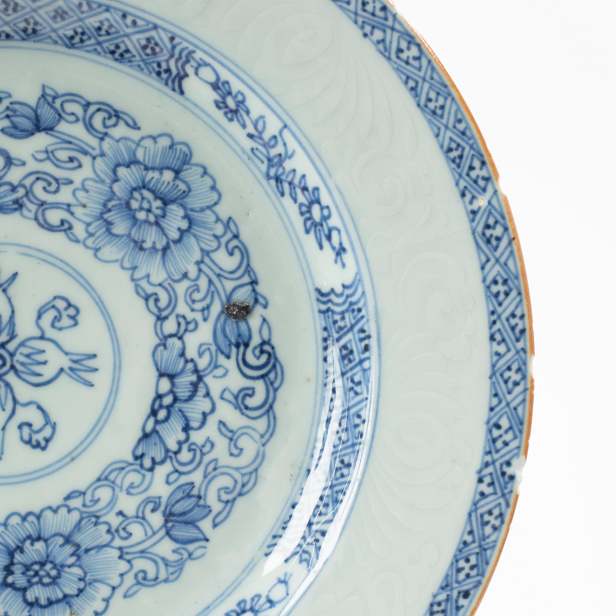 Skålfat samt ett par tallrikar, porslin, Kina, Qingdynastin, Yongzheng (1723-35).