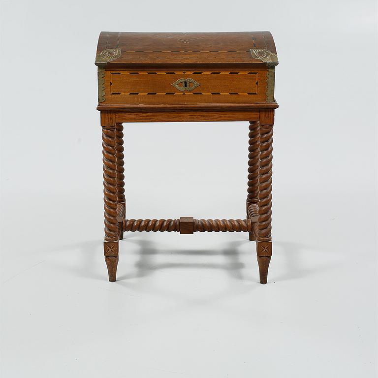 SCHATULL PÅ BENSTÄLLNING, barockstil, 1900-tal.