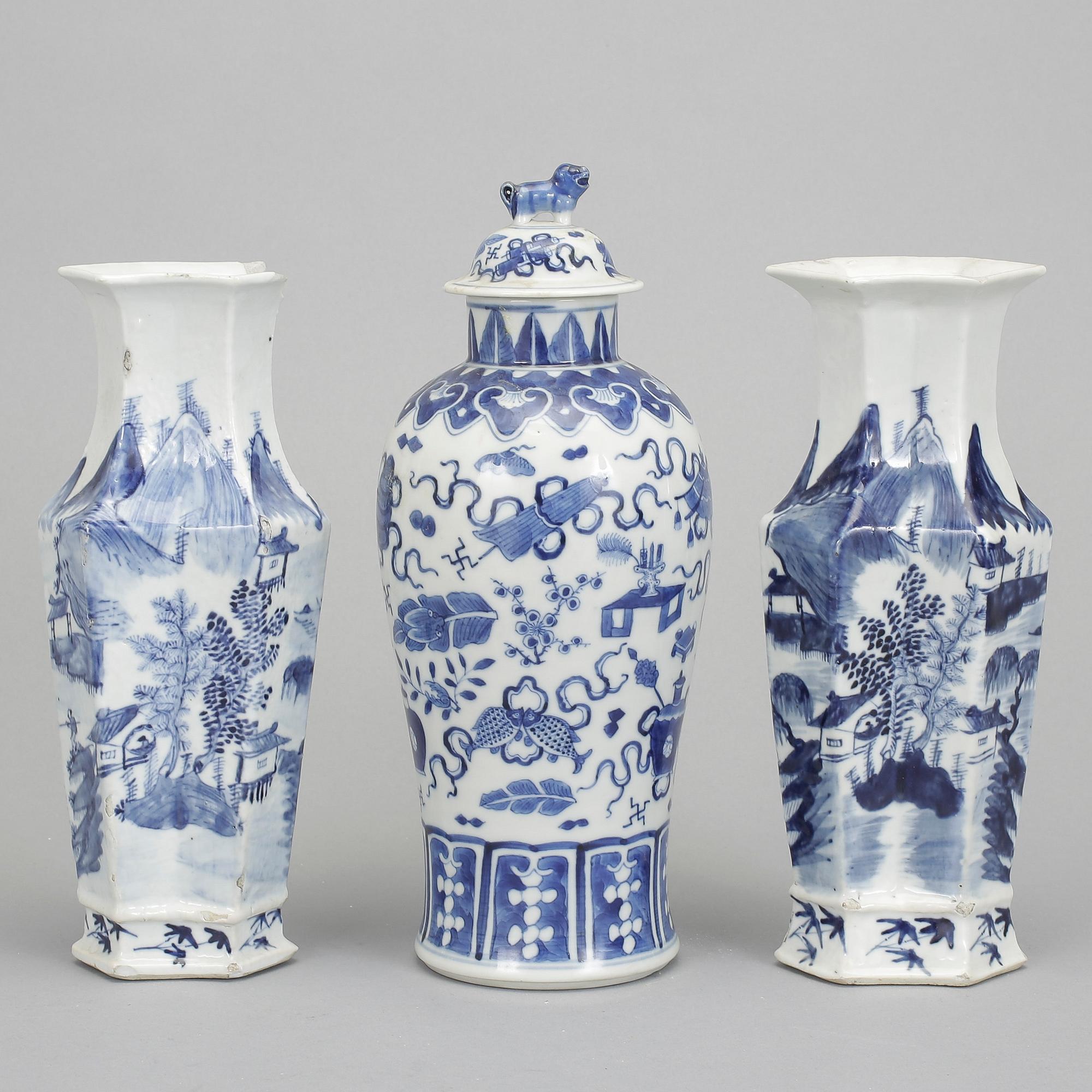 LOCKURNA samt VASER, 2 st, porslin, Kina. 1800/1900-tal.