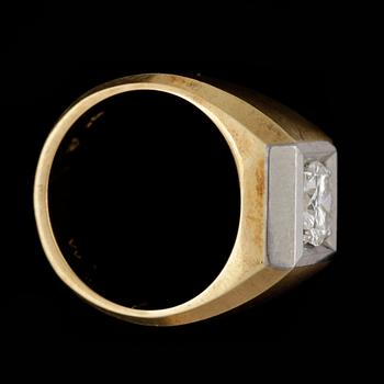 RING, 18k guld med briljantslipad diamant ca1,10ct. Vikt 18g.