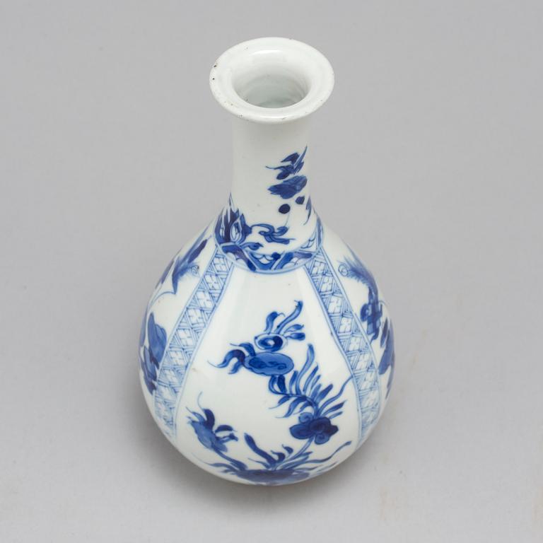 VAS, porslin. Qingdynastin, Kangxi (1662-1722).