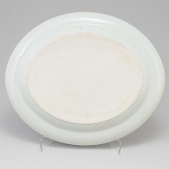 A chinese export blue and white fitz-hugh decorated serving dish. Qing dynasty, Jiaqing (1796-1820).
