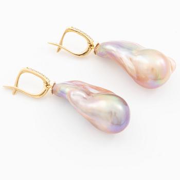 Earrings in 18K gold with cultured baroque freshwater pearls and brilliant-cut diamonds.
