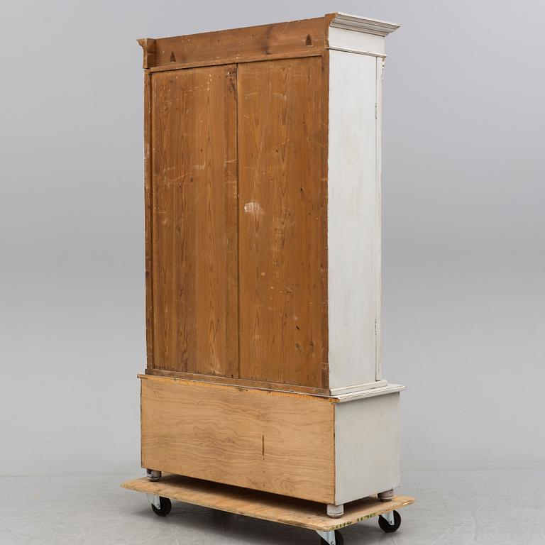 A 19th-/20th century cabinet.