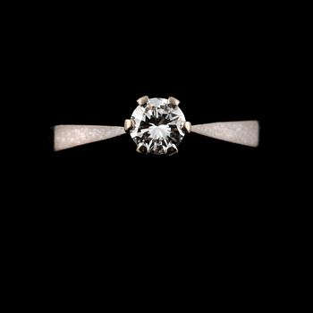 RING, 18K vitguld med briljantslipad diamant, 0.40 ct, Olof W Nilsson, Kristianstad, 1977. Vikt 5,1 g.