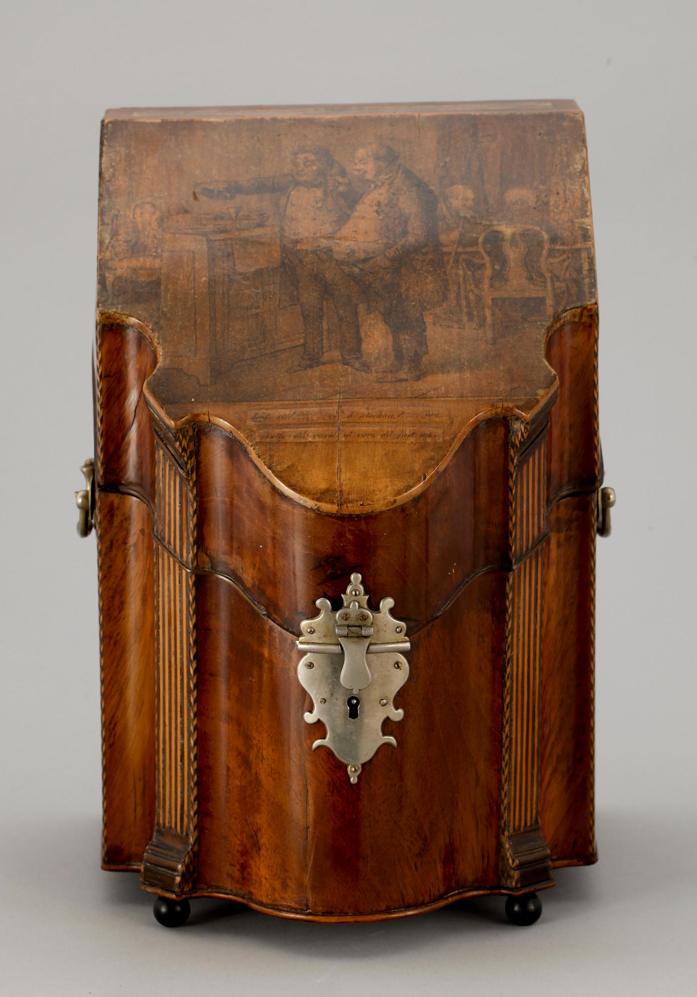 BRÄNNVINSSCHATULL, 2 flaskor. 1700 resp 1800-tal.