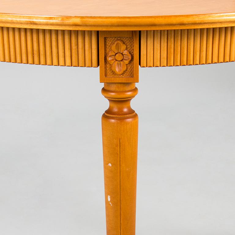 Dining table Gustavian style, later part of the 20th century.