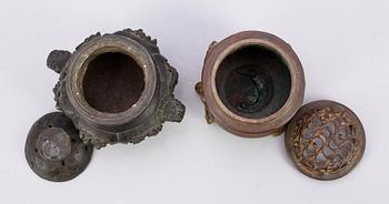 RÖKELSEKAR, 2 st, brons, ostasien.