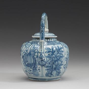 A blue and white porcelain teapot and cover, Ming dynasty (1368-1644).