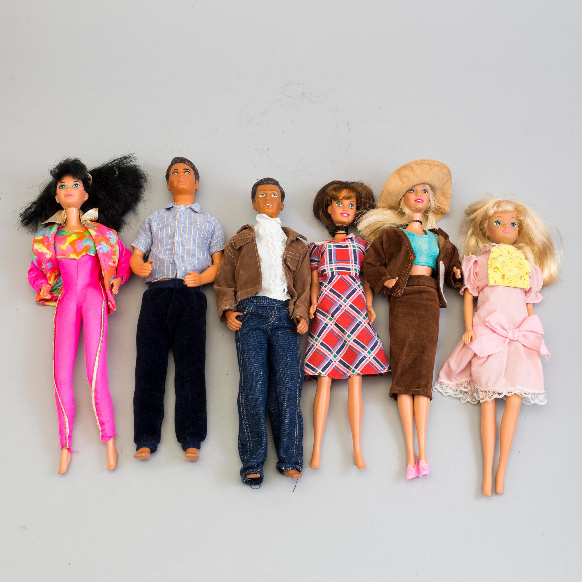 A plastic doll's house with six dolls, furniture and clothes, 20th century.