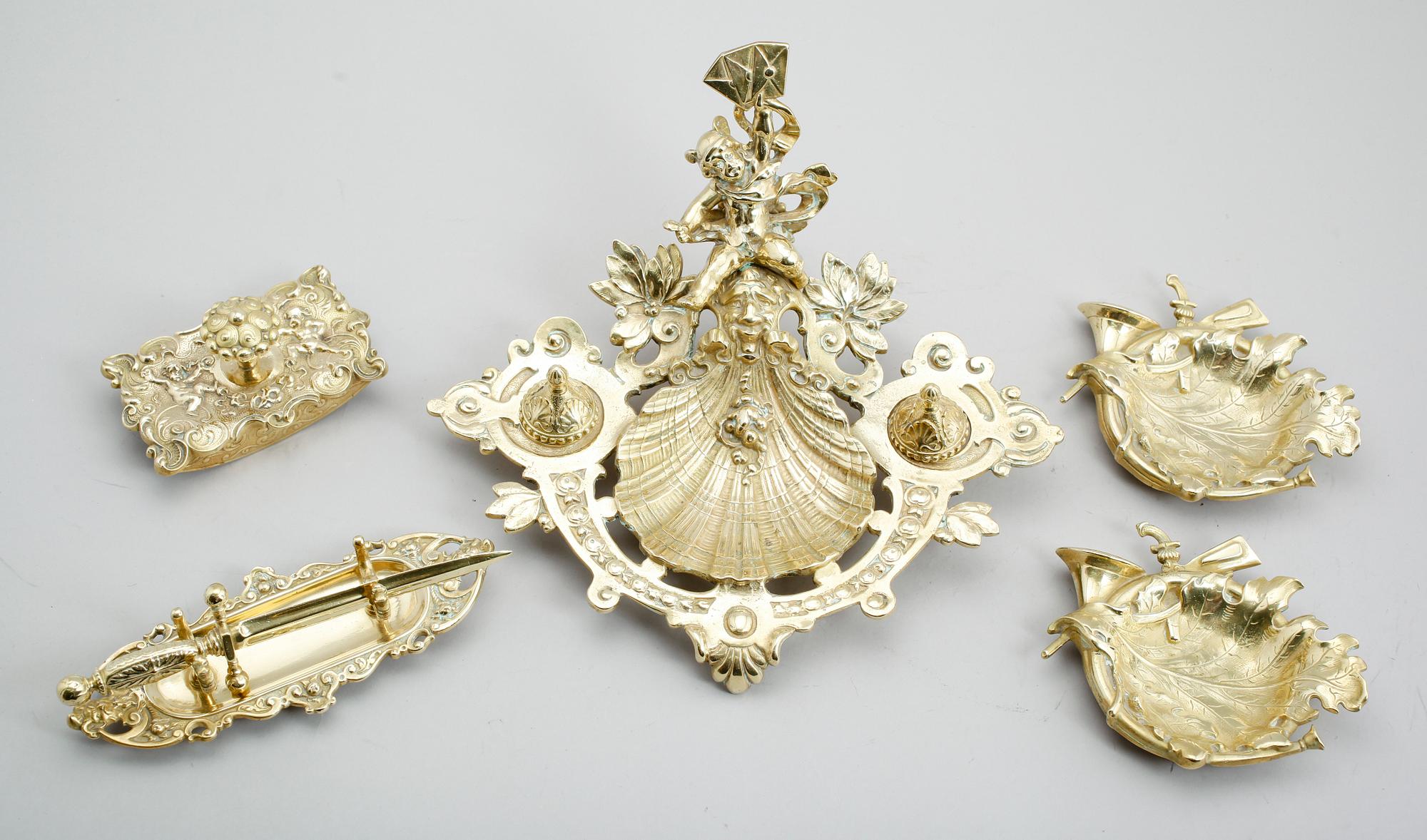 SKRIVBORDSUPPSATS, 6 olika delar, mässing, rokokostil, 1900-talets första hälft.