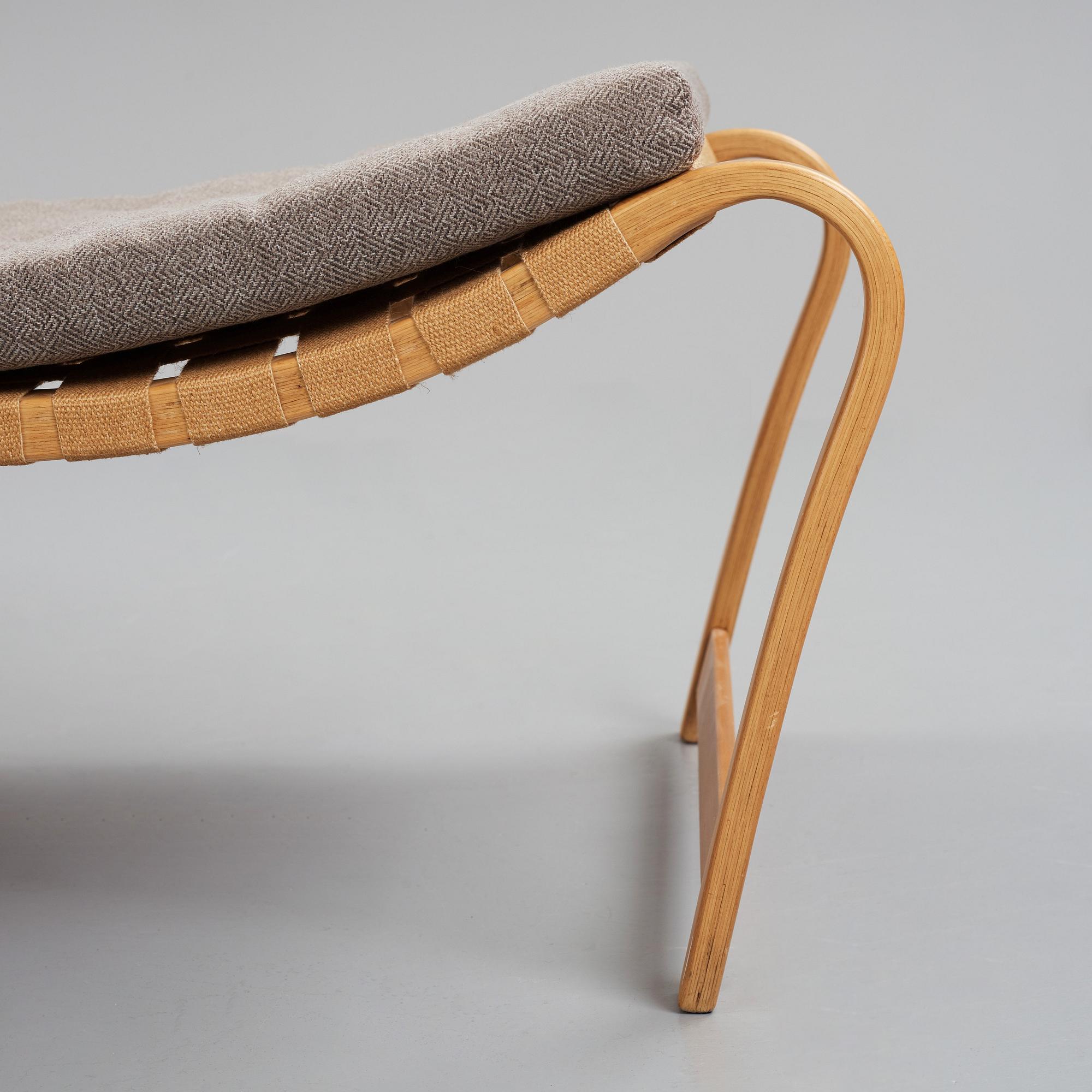 Bruno Mathsson, a Swedish Modern 'Paris' beech daybed, Firma Karl Mathsson Värnamo Sweden, 1940's.