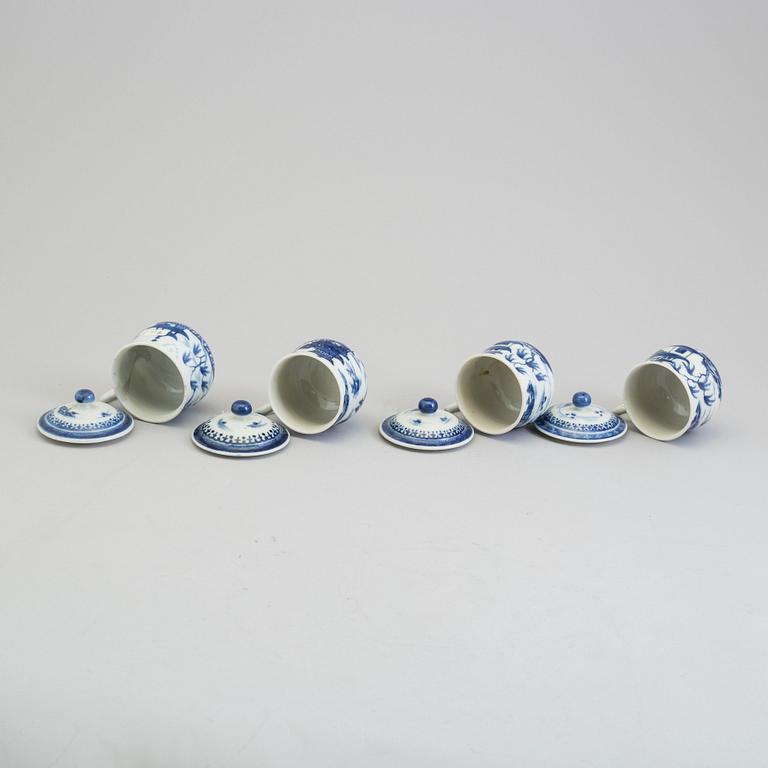 Four blue and white custard cups with covers, Qingdynasty, Qianlong (1736-95).