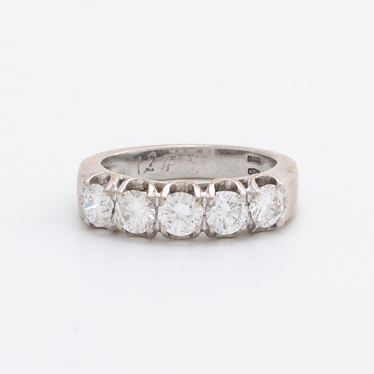 RING 18K vitguld m 5 briljanter 1,24 ct totalt ingraverat.
