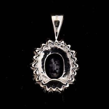 Hänge, 18 k vitguld med safir ca 0,60 ct samt åttkantslipade diamanter. Vikt ca 2 g.