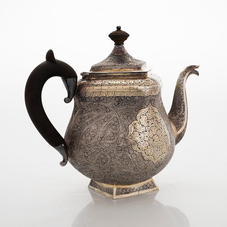 Teekalusto, 3 osaa, hopeaa, osittain kullattu, suomalaiset tarkastusleimat 1967.