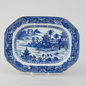 Stekfat, 2 st, kompaniporslin, Qingdynastin, Qianlong (1736-95).