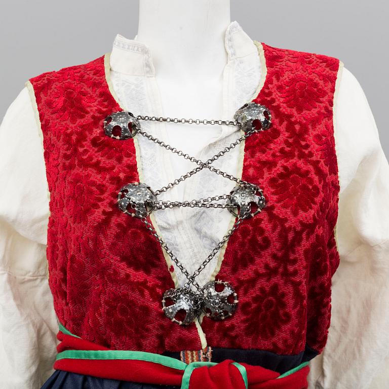 FOLKDRÄKT, 5 delar, Värend, 1900-talets andra hälft. Omkring storlek L.
